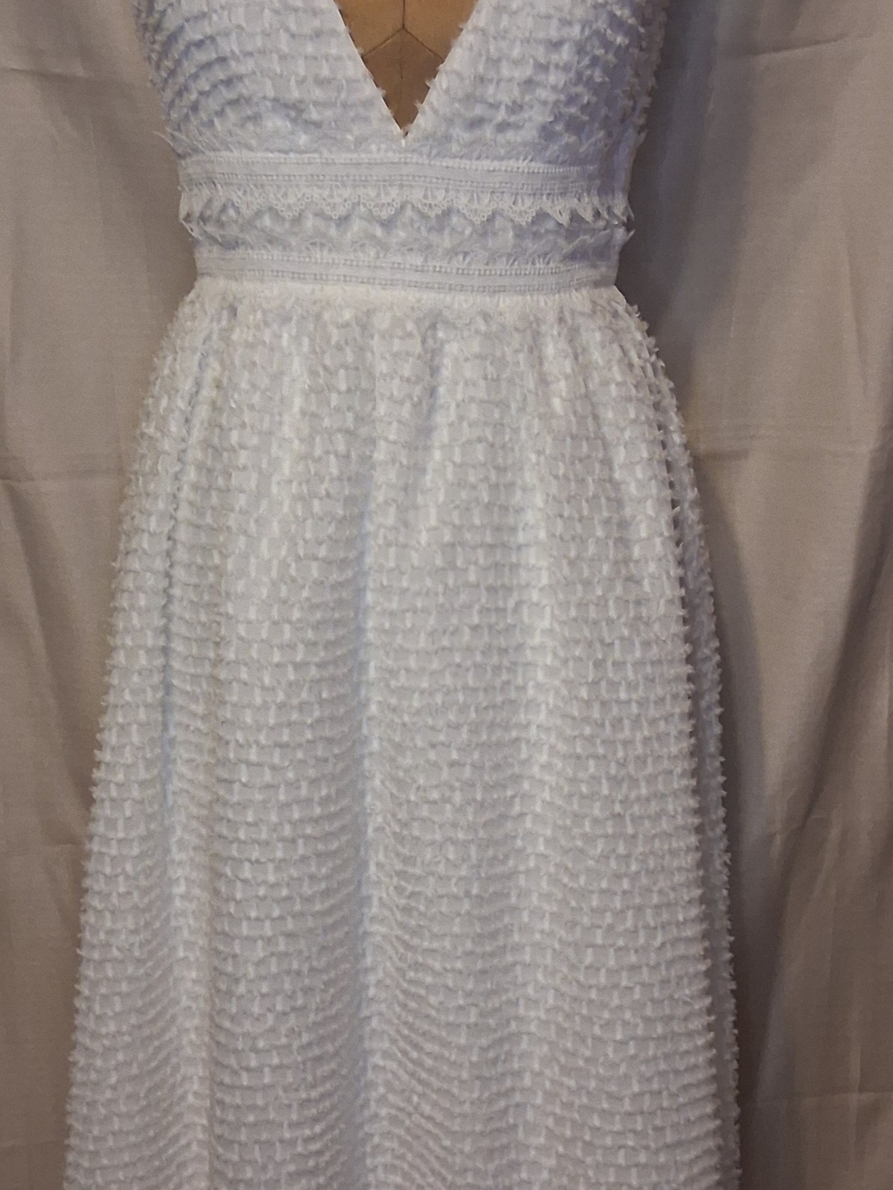 Lulus Forever Unique White Swiss Dot Textured V-Neck Midi Dress Size Small EUC